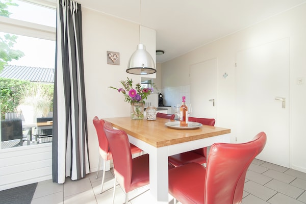 Foto van Bungalow in Zuid-Holland bij het Strand - Vakantiehuis in Noordwijk - DiningRoom