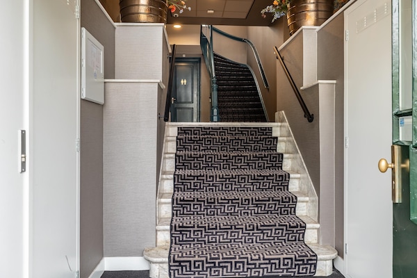 Foto van Stijlvol 2-slaapkamerappartement in Den Haag. - Vakantiehuis in Den Haag - HallReception