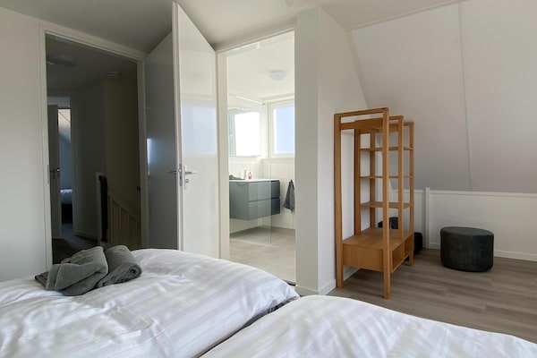 Foto van Lakeview villa met zwem- en vissteiger - Vakantiehuis in Simonshaven - BedRoom