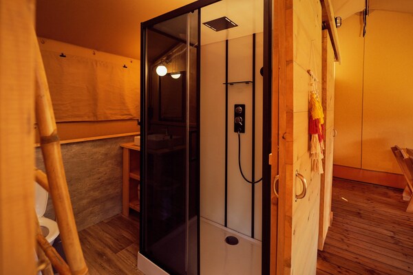 Foto van Glamping Tent in Nederland met BBQ - Vakantiehuis in Zeewolde - BathRoom