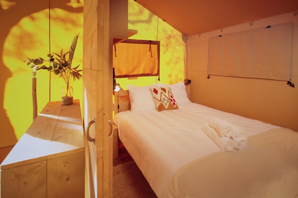 Foto van Glamping Tent in Nederland met BBQ - Vakantiehuis in Zeewolde - BedRoom