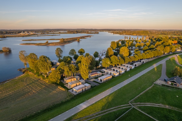 Foto van Vakantiehuis in Nederland met Uitzicht op Water - Vakantiehuis in Maurik - AreaSummer5KM