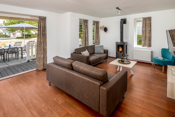 Foto van Villa in Aquadelta met eigen sauna - Vakantiehuis in Bruinisse - LivingRoom