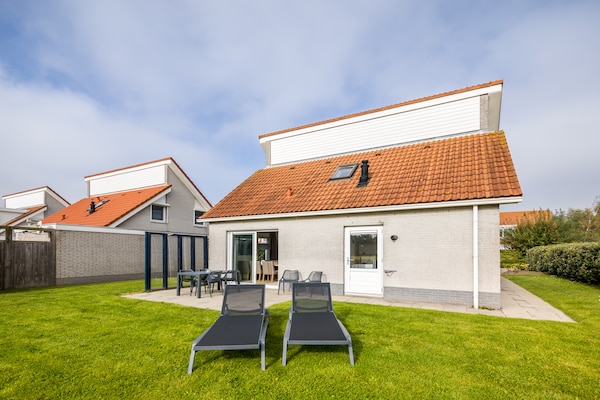 Foto van Villa in Zeeland dicht bij het strand - Vakantiehuis in Scharendijke - ExteriorSummer