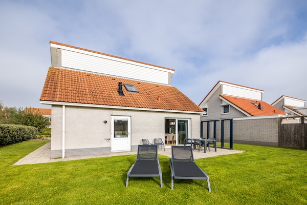 Foto van Villa in Zeeland dicht bij het strand - Vakantiehuis in Scharendijke - ExteriorSummer