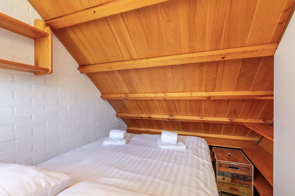 Foto van Vakantiehuis bij Strand met Zwembad - Vakantiehuis in Burgh-Haamstede - BedRoom