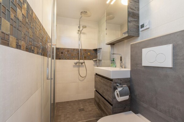 Foto van Vakantiehuis bij Strand met Zwembad - Vakantiehuis in Burgh-Haamstede - BathRoom