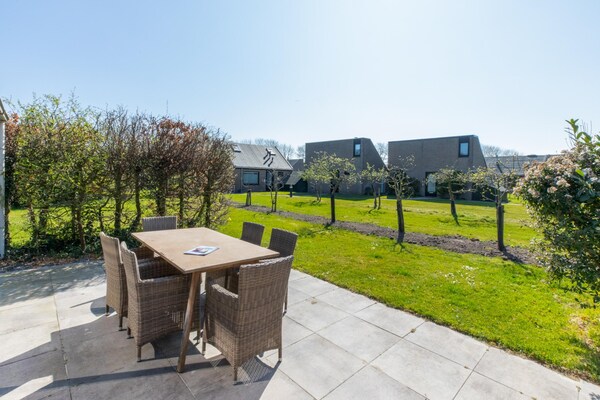 Foto van Vakantiehuis bij Strand met Zwembad - Vakantiehuis in Burgh-Haamstede - GardenSummer