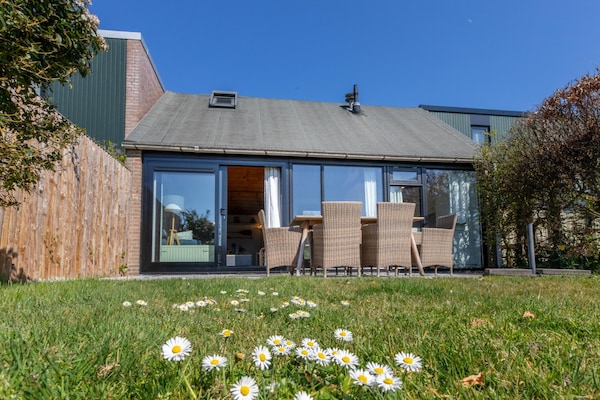 Foto van Vakantiehuis bij Strand met Zwembad - Vakantiehuis in Burgh-Haamstede - GardenSummer