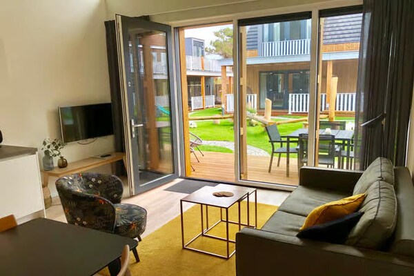 Foto van 4-persoons lodge in tiny house stijl. - Vakantiehuis in Zoutelande - LivingRoom