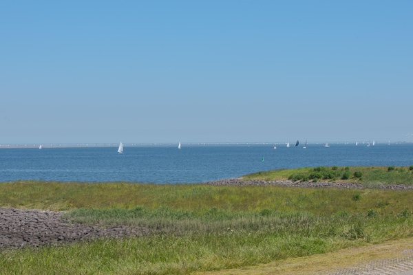 Foto van Verblijf met uitzicht op de dijk en terras - Vakantiehuis in Wemeldinge - AreaSummer1KM