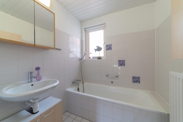 Foto van Heerlijk vakantiehuis met bubbelbad - Vakantiehuis in Wemeldinge - BathRoom