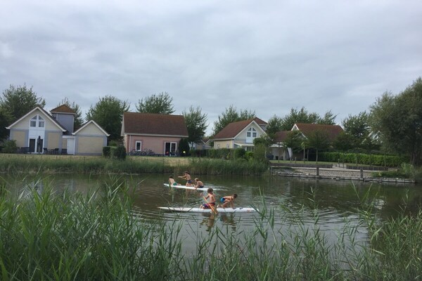 Foto van aan het meer Comfortabele vakantiewoning - Vakantiehuis in Kamperland - Untagged