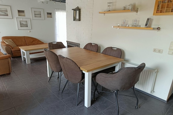 Foto van Zeeuwse woning met open haard - Vakantiehuis in Breskens - DiningRoom
