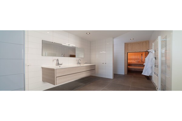 Foto van Appartement in Colijnsplaat met Sauna en Jacuzzi - Vakantiehuis in Colijnsplaat - BathRoom