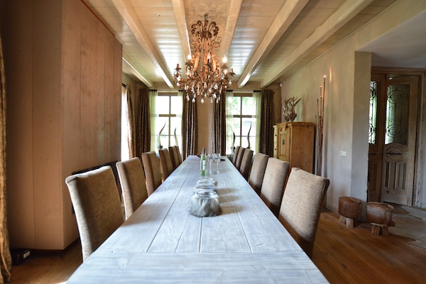 Foto van Groepsverblijf met privézwembad en sauna - Vakantiehuis in Alphen - DiningRoom