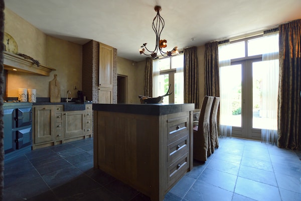 Foto van Groepsverblijf met privézwembad en sauna - Vakantiehuis in Alphen - Kitchen