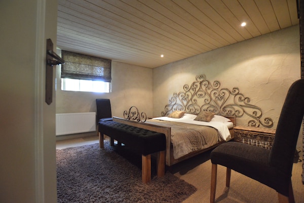 Foto van Groepsverblijf met privézwembad en sauna - Vakantiehuis in Alphen - BedRoom