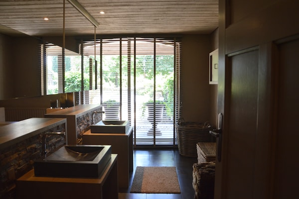 Foto van Groepsverblijf met privézwembad en sauna - Vakantiehuis in Alphen - BathRoom