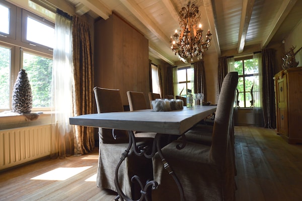 Foto van Groepsverblijf met privézwembad en sauna - Vakantiehuis in Alphen - DiningRoom