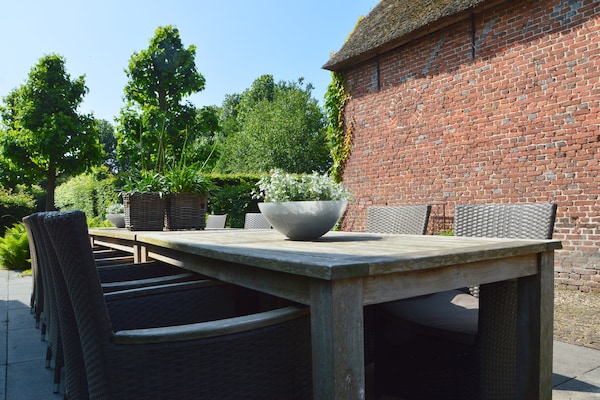 Foto van Groepsverblijf met privézwembad en sauna - Vakantiehuis in Alphen - TerraceBalcony