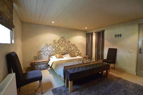 Foto van Groepsverblijf met privézwembad en sauna - Vakantiehuis in Alphen - BedRoom