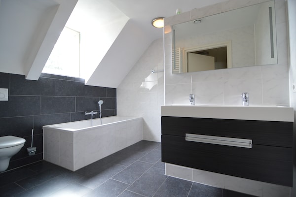 Foto van Comfort en ontspanning in dit charmante herenhuis. - BathRoom