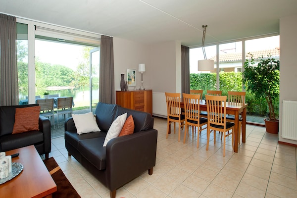 Foto van Havenwoning met fantastisch uitzicht - Vakantiehuis in Heel - LivingRoom