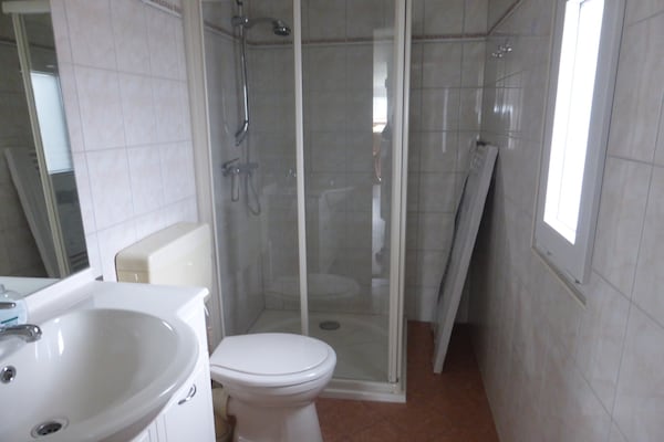 Foto van Chalet aan het meer in een groene omgeving - Vakantiehuis in Lathum - BathRoom