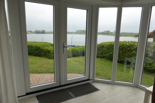 Foto van Chalet aan het meer in een groene omgeving - Vakantiehuis in Lathum - ViewSummer