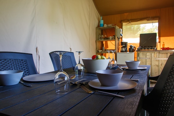 Foto van Glamping Tent in Nederland met Terras - Vakantiehuis in Lathum - LivingRoom