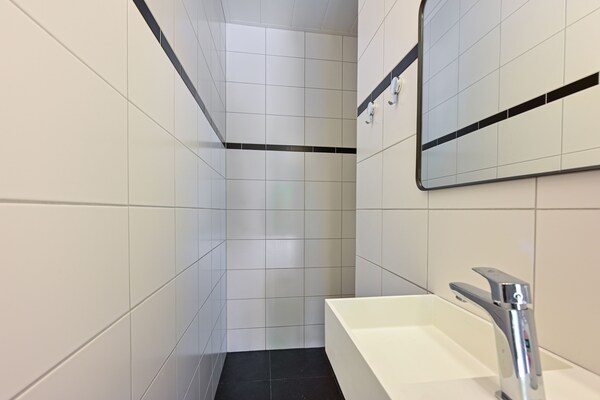 Foto van Gezellige vakantie op het platteland - Vakantiehuis in De Heurne - BathRoom