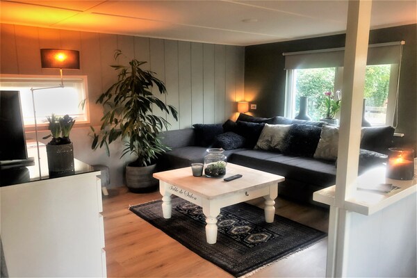 Foto van Chalet in Reutum bij Almelo Nordhorn Kanaal - Vakantiehuis in Reutum - LivingRoom