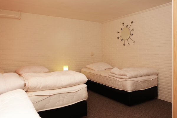 Foto van Villa van de Veluwe Groep met grote vuurplaats - Vakantiehuis in Doornspijk - BedRoom