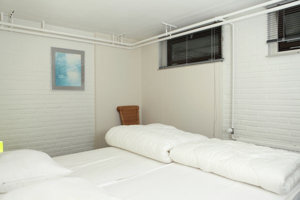 Foto van Villa van de Veluwe Groep met grote vuurplaats - Vakantiehuis in Doornspijk - BedRoom