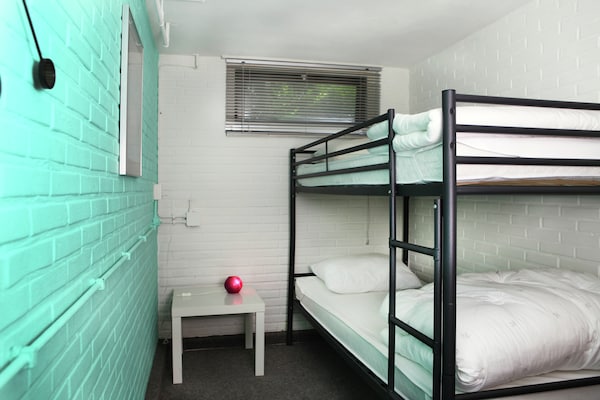 Foto van Villa van de Veluwe Groep met grote vuurplaats - Vakantiehuis in Doornspijk - BedRoom