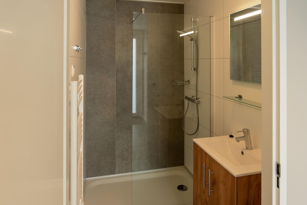 Foto van Luxe vakantiewoning omringd door - Vakantiehuis in Sint Nicolaasga - BathRoom