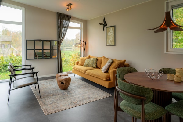 Foto van Luxe vakantiewoning omringd door water en bos - Vakantiehuis in Sint Nicolaasga - LivingRoom