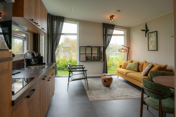 Foto van Luxe vakantiewoning omringd door water en bos - Vakantiehuis in Sint Nicolaasga - LivingRoom