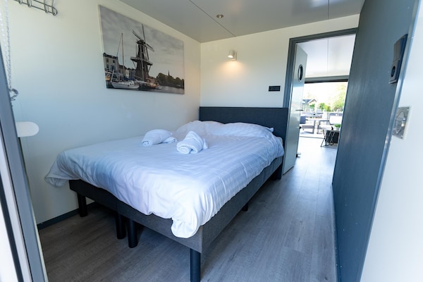 Foto van Houseboat in Heeg met prachtig havenzicht - Vakantiehuis in Heeg - BedRoom