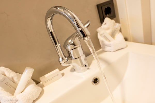 Foto van Woonboot in Offingawier met Uitzicht op Zee - Vakantiehuis in Offingawier - BathRoom