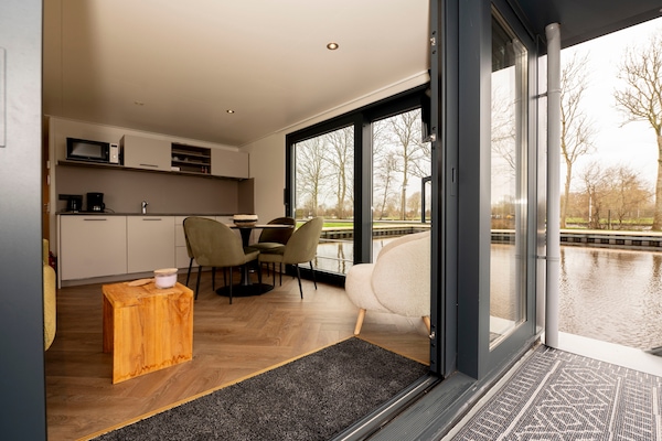 Foto van Woonboot in Offingawier met Uitzicht op Zee - Vakantiehuis in Offingawier - LivingRoom