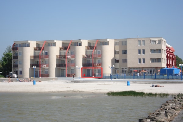 Foto van Appartement met uitzicht op het meer in Makkum - Vakantiehuis in Makkum - ExteriorSummer