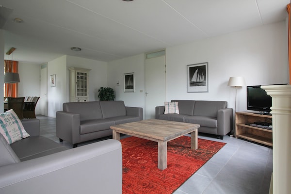 Foto van Villa met jacuzzi en sauna in Makkum - Vakantiehuis in Makkum - LivingRoom