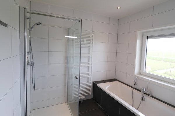 Foto van Rustig gelegen villa in Friesland - Vakantiehuis in Leons - BathRoom