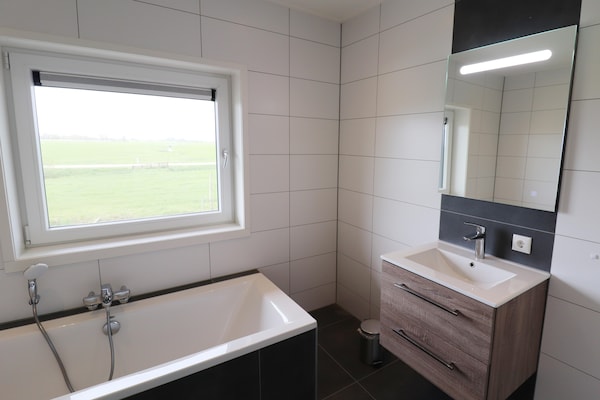 Foto van Rustig gelegen villa in Friesland - Vakantiehuis in Leons - BathRoom