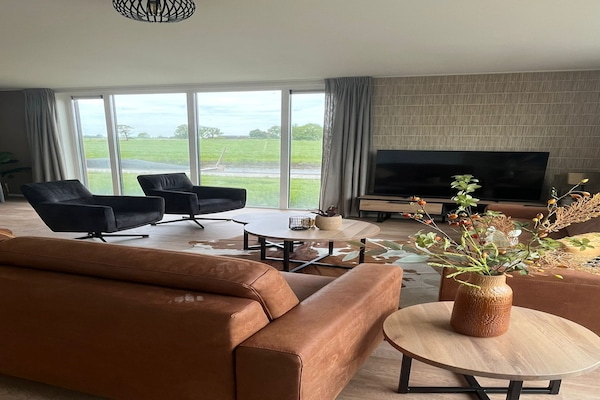 Foto van Rustig gelegen villa in Friesland - Vakantiehuis in Leons - LivingRoom