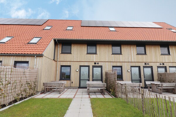 Foto van Rustig gelegen villa in Friesland - Vakantiehuis in Leons - ExteriorSummer