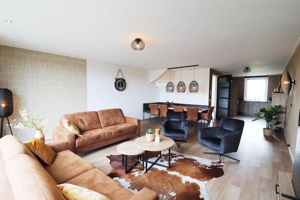 Foto van Rustig gelegen villa in Friesland - Vakantiehuis in Leons - LivingRoom