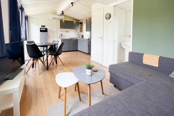 Foto van Chalet in Friesland bij Waddenzee - Vakantiehuis in Tzummarum - LivingRoom